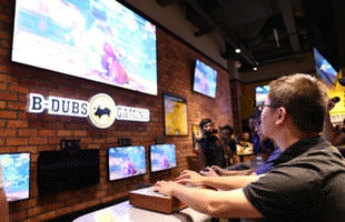 Toàn cảnh giải đấu tại nhà hàng thể thao & giải trí B-Dubs dành cho game thủ