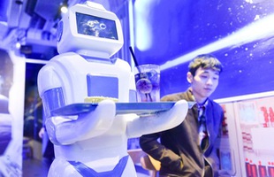 Độc đáo quán café đầu tiên ở Việt Nam sử dụng robot làm nhân viên phục vụ
