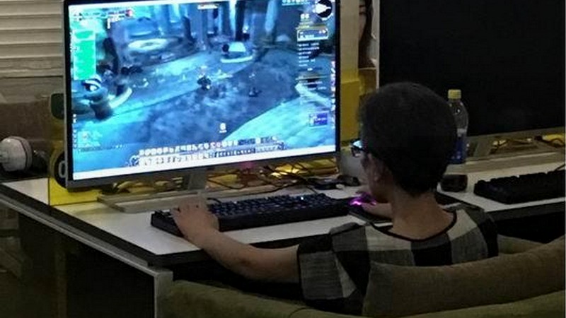 Phục sát đất cụ bà 60 tuổi ngồi chơi World of WarCraft trong quán Net