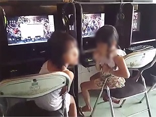 Hai bé gái vừa chơi game vừa phì phèo bắn thuốc lá tại hàng net gây tranh cãi